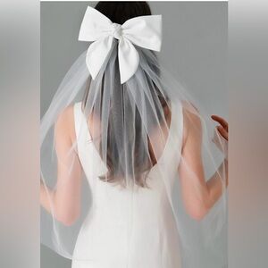 Satin white bow veil
